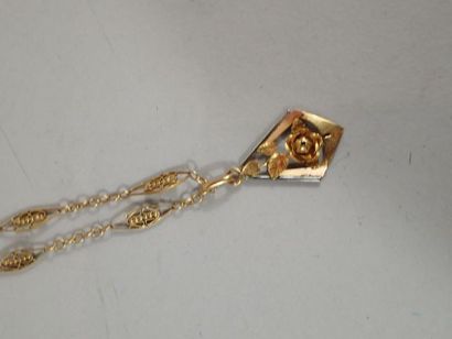 Collier filigrané en or jaune avec pendentif...
