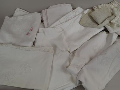 Lot de linge de maison comprenant une nappe...