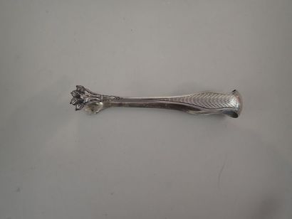 Pince à sucre en argent à décor guilloché...