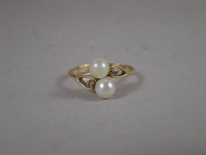 Petite bague en or jaune sertie de deux perles...
