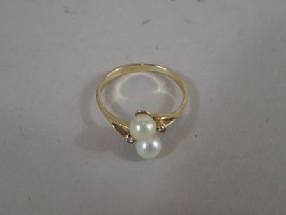 Petite bague en or jaune sertie de deux perles...