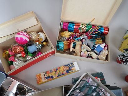 Carton de décorations de Noël comprenant...