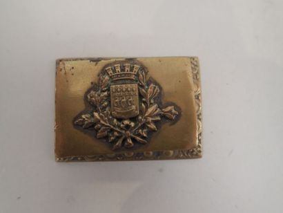 Boite à timbres en laiton à décor des armes...