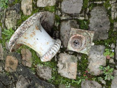 Ensemble comprenant trois vases Médicis en...