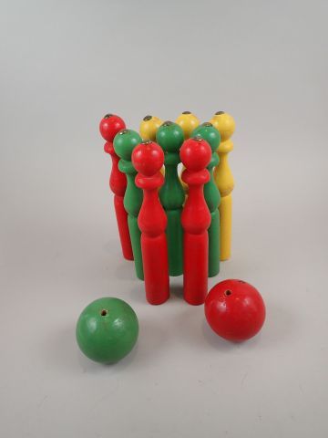 Jeu de 9 quilles en bois tourné, laqué et...