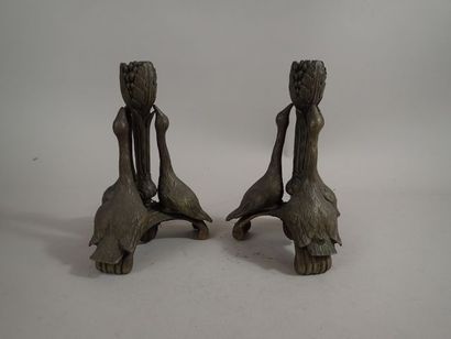Paire de bougeoirs en bronze, le fût en forme...