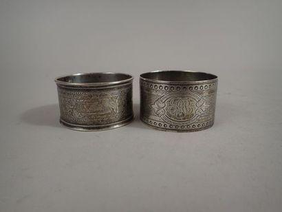 Deux ronds de serviette en argent à décor...