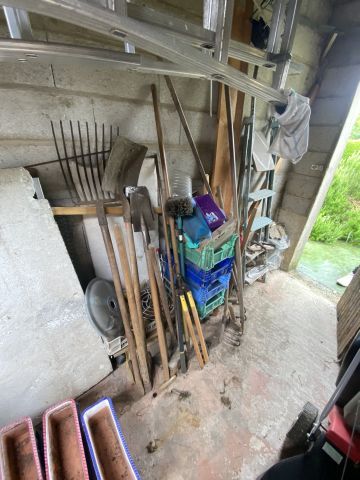 (SUITE PHOTOS LOT 4) ENTIER MOBILIER D'UNE...
