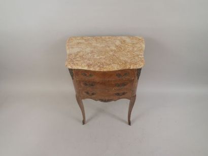 Petite commode en bois de placage de forme...