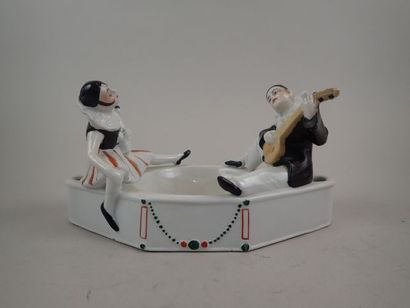 Petit vide-poche en porcelaine à décor d'un...