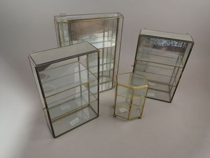 Lot de 3 petites vitrines murales et une...