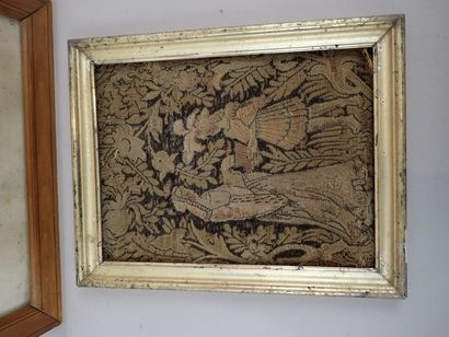 Deux cadres, l'un en bois de placage à décor...