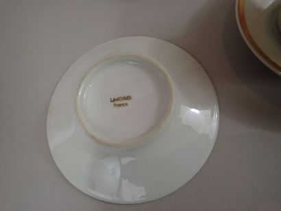 LIMOGES. Réunions de services en porcelaine...