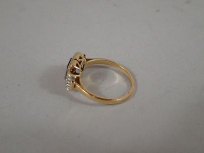 Bague en or à chaton carré serti d'un petit...