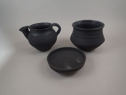 Ensemble de trois céramiques noires à décor...