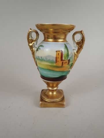 Paris, XIXème siècle. Vase balustre à anses...