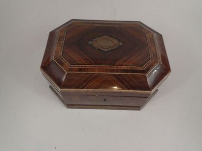 Coffret octogonal en placage de palissandre...