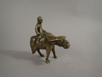 Petit sujet en bronze figurant un jeune garçon...