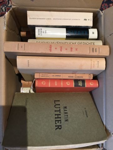 Carton de livres brochés. En l'état.
