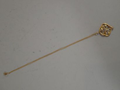 Pendentif en or jaune à décor de fleurettes...