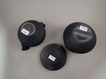 Ensemble de trois céramiques noires à décor...