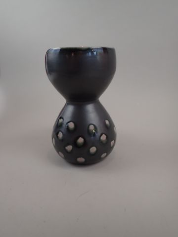 Pichet en céramique à glaçure noire et pois...