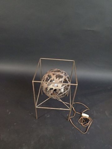 Lampe sphérique dans une cage à piètement...