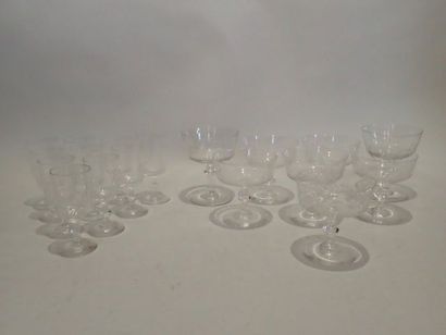 Partie de service de verres en cristal comprenant...