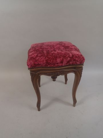 Tabouret de piano quadripode en noyer mouluré...