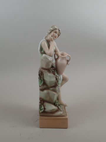 Statuette en porcelaine polychrome figurant...