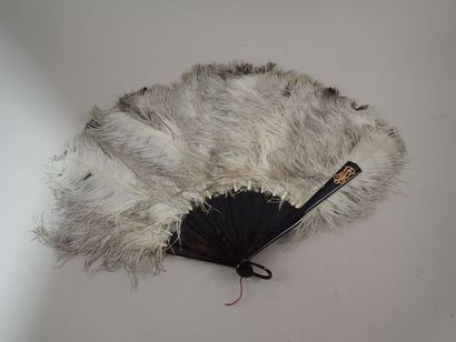Eventail en plumes d'autruches, monture en...
