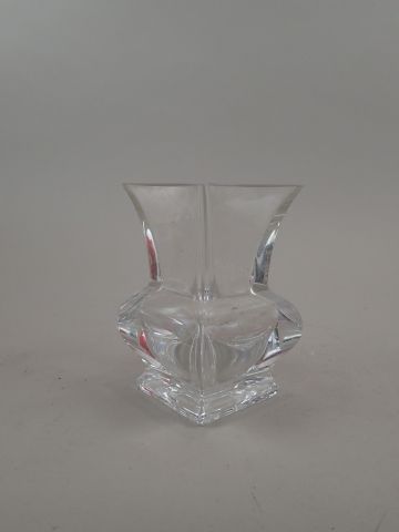 SEVRES, petit vase en cristal à base quadrangulaire.Signé...
