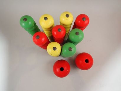 Important jeu de 9 quilles en bois tourné,...