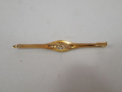 Broche barette en or jaune le centre serti...