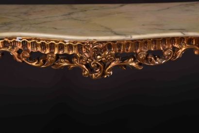 Console en bois sculpté et doré reposant...