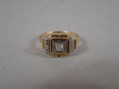Bague en or à chaton carré serti d'un petit...