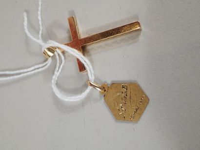 Ensemble en or jaune comprenant une médaille...