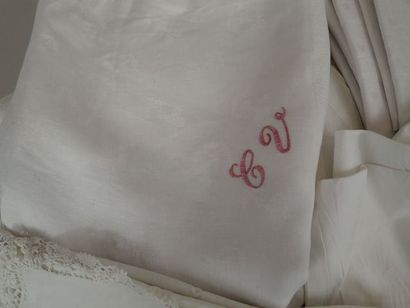 Lot de linge de maison comprenant une nappe...