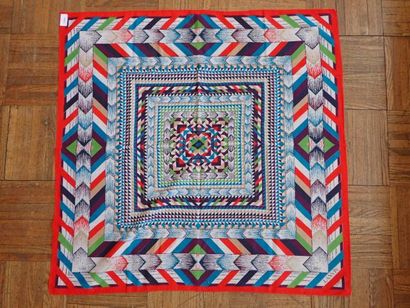 Lot comprenant un foulard en coton signé...