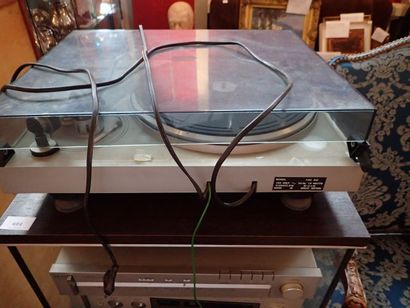 Meuble HI-FI et chaîne HI-FI avec enceintes...