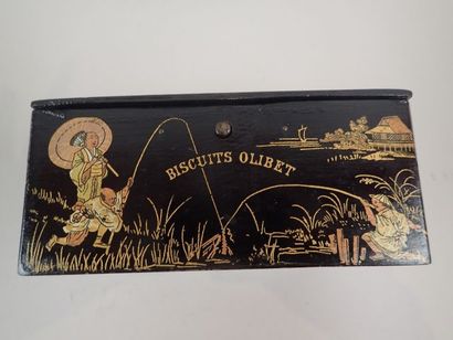 Boîte en bois laqué à décor asiatique sur...