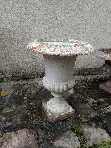 Ensemble comprenant trois vases Médicis en...