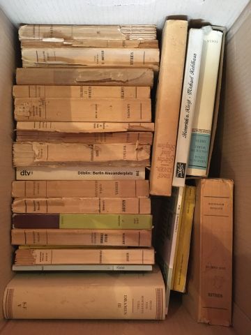 Carton de livres brochés. En l'état.