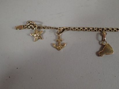 Bracelet en or jaune orné de six pendeloques.

Poids...