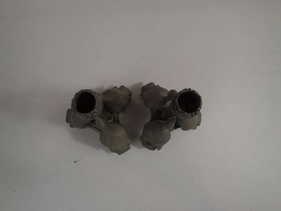 Paire de bougeoirs en bronze, le fût en forme...