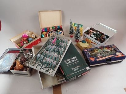 Carton de décorations de Noël comprenant...