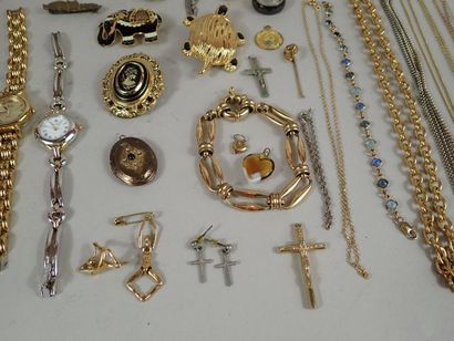 Fort lot de bijoux fantaisies en métal doré,...