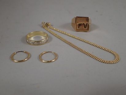 Ensemble en or jaune 18K comprenant une chevalière...