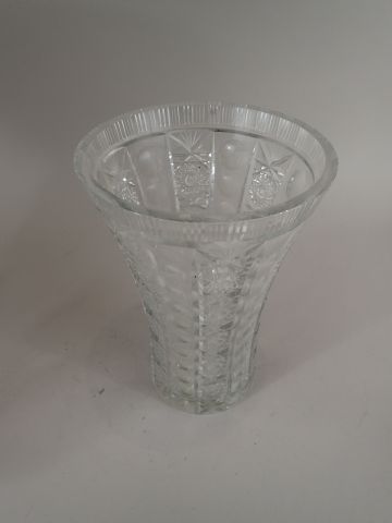 Grand vase en cristal taillé de Lorraine....