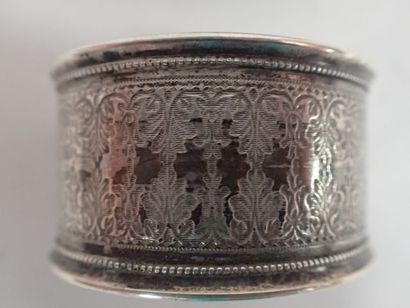 Deux ronds de serviette en argent à décor...
